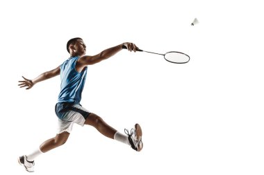 Küçük çocuk badminton oynarken beyaz stüdyo arka plan izole