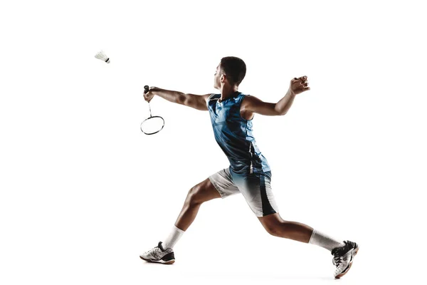 Menino tocando badminton isolado no fundo do estúdio branco — Fotografia de Stock