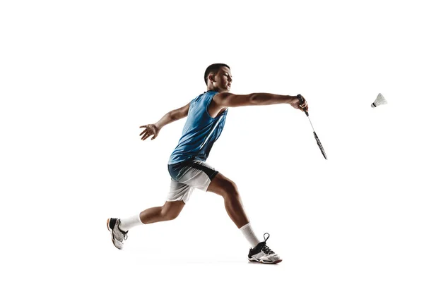 Menino tocando badminton isolado no fundo do estúdio branco — Fotografia de Stock