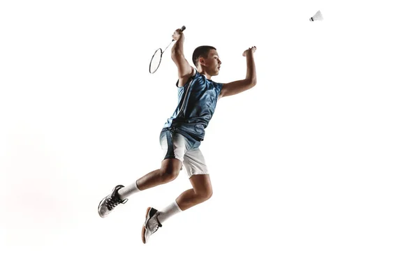 Kleine jongen spelen badminton geïsoleerd op witte studio achtergrond — Stockfoto