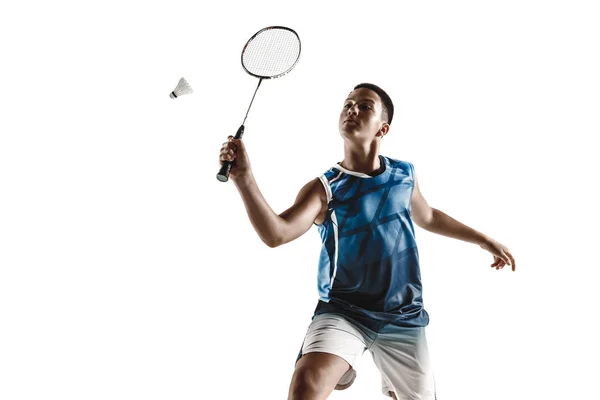 Menino tocando badminton isolado no fundo do estúdio branco — Fotografia de Stock