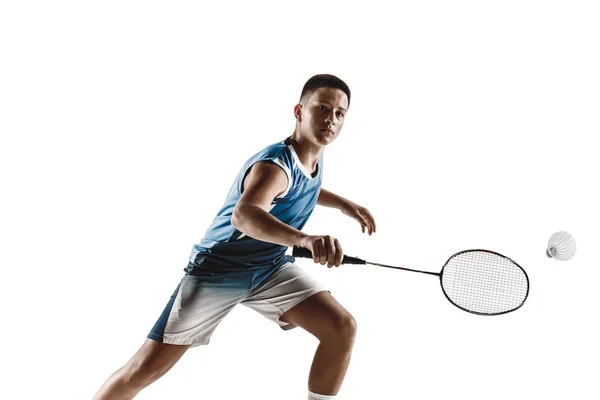 Menino tocando badminton isolado no fundo do estúdio branco — Fotografia de Stock