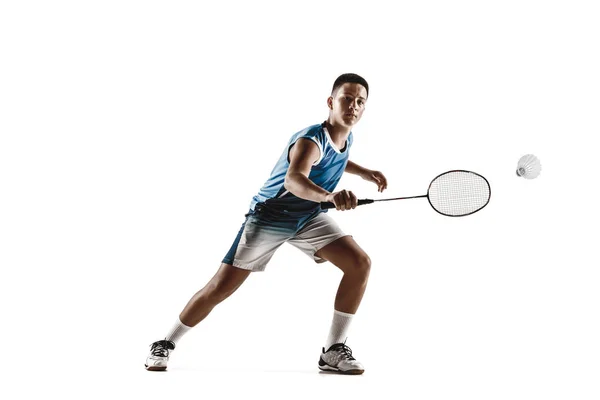 Menino tocando badminton isolado no fundo do estúdio branco — Fotografia de Stock