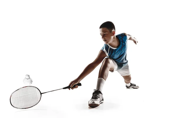 Menino tocando badminton isolado no fundo do estúdio branco — Fotografia de Stock