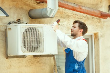 Birim Yoğuşmalı için kondansatör parça üzerindeki çalışma Hvac teknisyeni