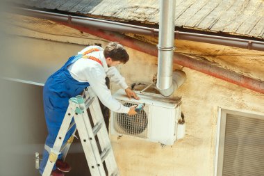 Birim Yoğuşmalı için kondansatör parça üzerindeki çalışma Hvac teknisyeni