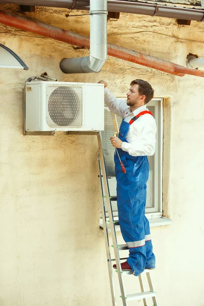 Técnico de climatización que trabaja en una pieza de condensador para unidad de condensación — Foto de Stock