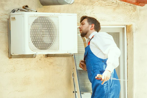 Técnico de climatización que trabaja en una pieza de condensador para unidad de condensación —  Fotos de Stock