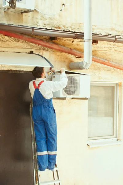 HVAC technikus dolgozik egy kondenzátor részben kondenzációs egység — Stock Fotó