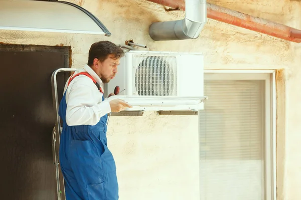 Técnico de climatización que trabaja en una pieza de condensador para unidad de condensación —  Fotos de Stock