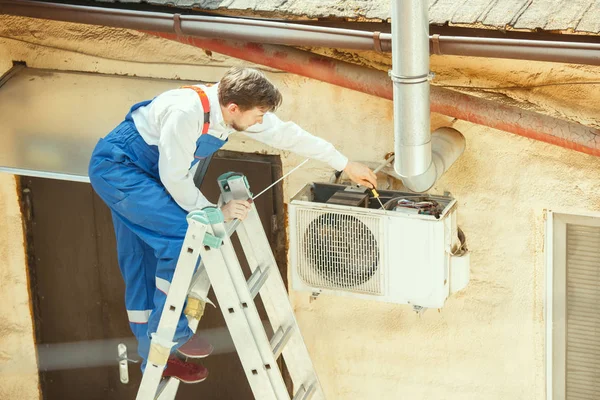 Técnico de climatización que trabaja en una pieza de condensador para unidad de condensación —  Fotos de Stock