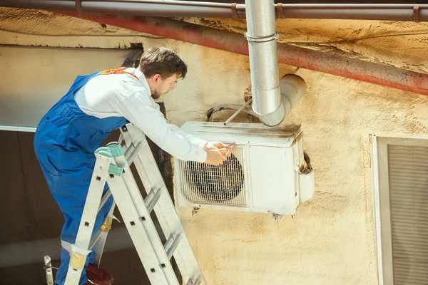 HVAC technikus dolgozik egy kondenzátor részben kondenzációs egység — Stock Fotó