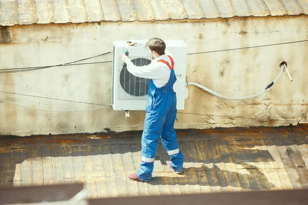 HVAC technikus dolgozik egy kondenzátor részben kondenzációs egység — Stock Fotó