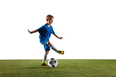 Beyaz stüdyo arka planda bir futbol veya futbol oyuncusu olarak genç çocuk