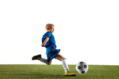 Beyaz stüdyo arka planda bir futbol veya futbol oyuncusu olarak genç çocuk