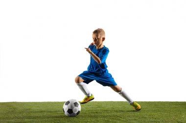 Beyaz stüdyo arka planda bir futbol veya futbol oyuncusu olarak genç çocuk
