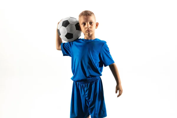 Beyaz stüdyo arka planda bir futbol veya futbol oyuncusu olarak genç çocuk — Stok fotoğraf