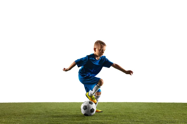 Мальчик как футболист или футболист на белом фоне студии — стоковое фото