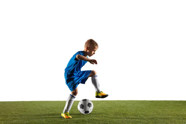 Jonge jongen als voetbal of voetbalspeler op witte studio achtergrond — Stockfoto