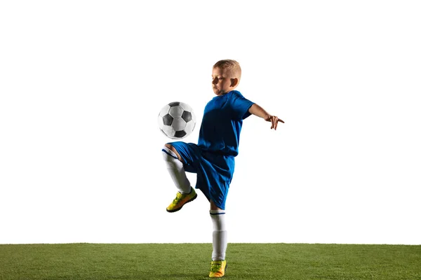 Jovem como um jogador de futebol ou futebol em fundo estúdio branco — Fotografia de Stock