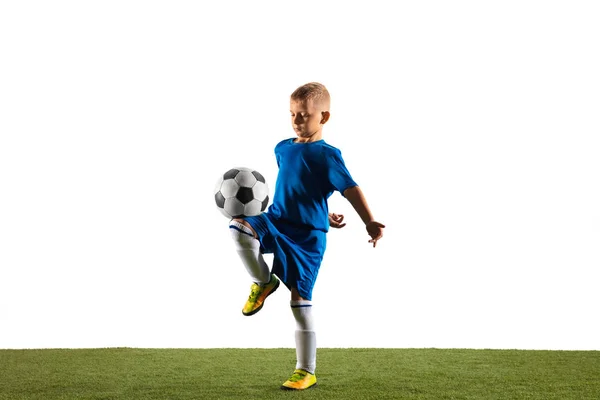 Jovem como um jogador de futebol ou futebol em fundo estúdio branco — Fotografia de Stock