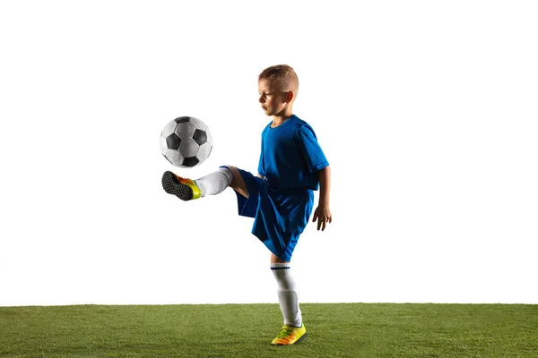 Beyaz stüdyo arka planda bir futbol veya futbol oyuncusu olarak genç çocuk — Stok fotoğraf
