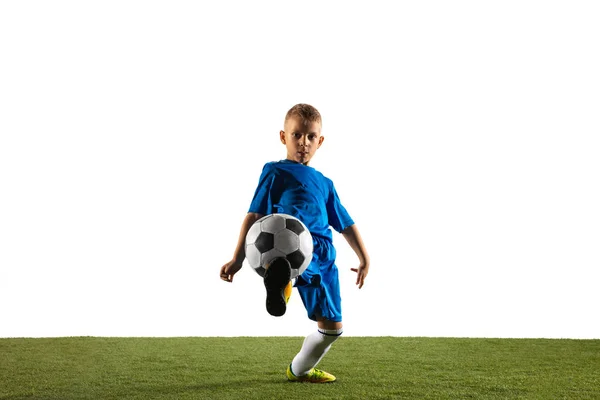 白いスタジオの背景にサッカーやサッカー選手としての若い男の子 — ストック写真