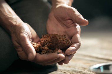 Erkek dilenci eller kamu yolu yol yiyecek veya para arayan