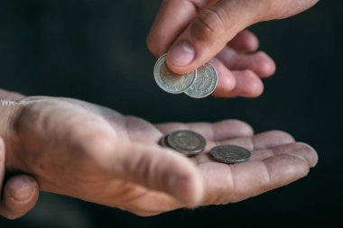 Erkek dilenci elleri kamu yolu yolunda ahşap zemin üzerinde para arayan