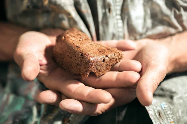 Männliche Bettlerhände auf der Suche nach Essen oder Geld am öffentlichen Weg — Stockfoto