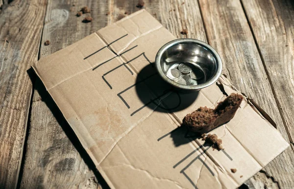 Man bedelaar handen op zoek naar geld op de houten vloer op de openbare weg — Stockfoto