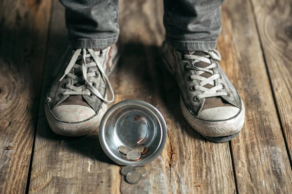 公道で食べ物やお金を求める男性乞食の手 — ストック写真