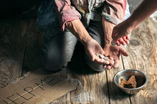 Bettler händigt Geld auf dem Holzboden am öffentlichen Weg aus — Stockfoto
