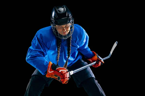 Молода хокеїстка з палицею ізольована на чорному тлі — стокове фото