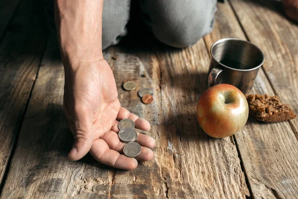 Férfi koldus kezek keres ételt vagy pénzt nyilvános úton út — Stock Fotó