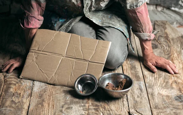 Männliche Bettlerhände auf der Suche nach Essen oder Geld am öffentlichen Weg — Stockfoto