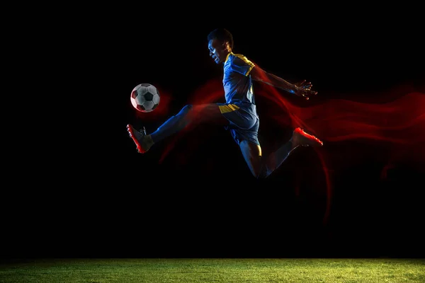 Jogador De Futebol Ou Futebol Em Ação No Estádio Com Lanternas Chutando  Bola Para Ganhar Um ângulo Largo Imagem de Stock - Imagem de africano,  lanternas: 177366365