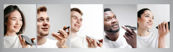 Retrato de pessoas mostrando telefone celular em branco isolado sobre fundo branco — Fotografia de Stock