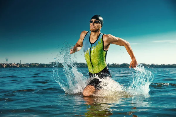 Triatleta professionista che nuota nei fiumi in mare aperto — Foto Stock