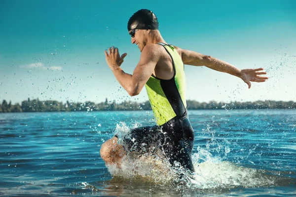 Triatleta professionista che nuota nei fiumi in mare aperto — Foto Stock