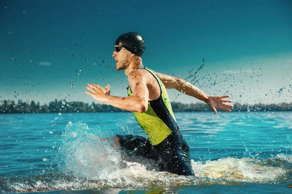 Profesjonalny triathlete pływanie w rzekach otwarta woda — Zdjęcie stockowe