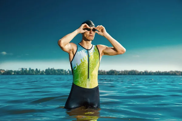 Professionele triatleet zwemmen in rivieren open water — Stockfoto