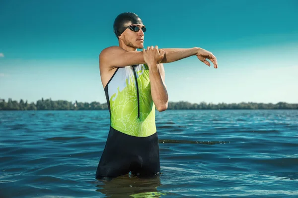川で泳ぐプロのトライアスリート — ストック写真