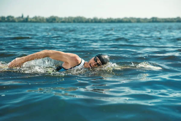 Triathlet schwimmt in Flüssen im offenen Wasser — Stockfoto