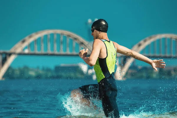 Професійний тріатлоніст, який плаває в річках відкритою водою — стокове фото