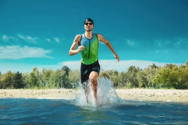 Профессиональный триатлонист плавающий в реках — стоковое фото