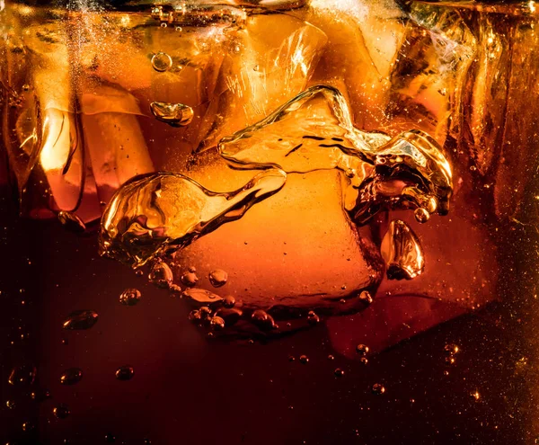 Vista de cerca de los cubos de hielo en el fondo oscuro de cola — Foto de Stock