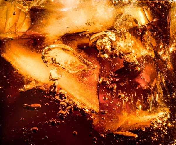 Close-up van de ijsblokjes in Dark Cola achtergrond — Stockfoto