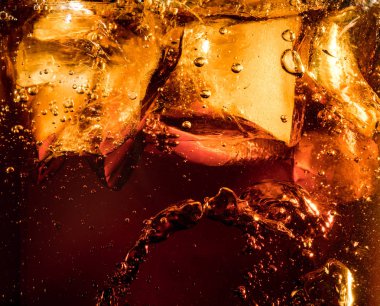 Koyu kola arka plandaki buz küplerinin görünümünü yakından takip edin