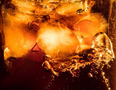 Koyu kola arka plandaki buz küplerinin görünümünü yakından takip edin